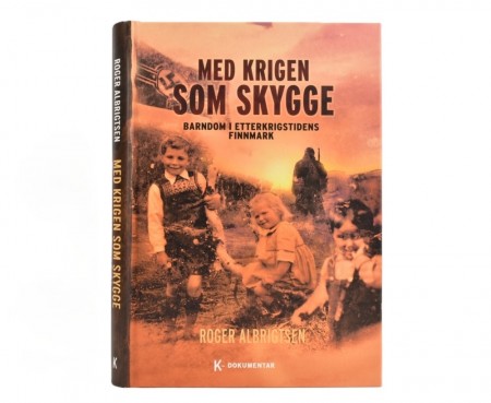 Roger Albrigtsen: Med krigen som skygge.  Signert.